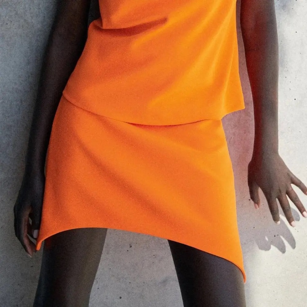 Zara ASYMMETRIC MINI SKIRT fluorescent orange. - Picture 3 of 8